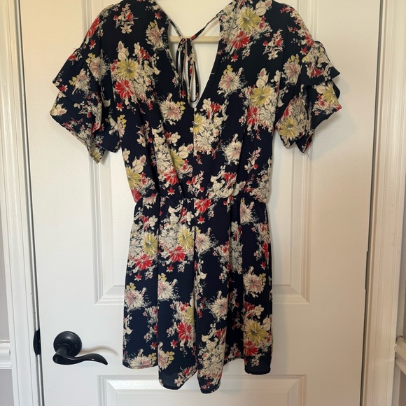 Francesca’s NWT Miami Navy Floral Size Medium Romper - Picture 2 of 6